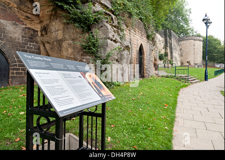 Blick auf Nottingham Burgmauern und Support für Rock aus Burgenstraße Stockfoto