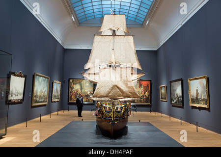 Niederlande, Amsterdam, Rijksmuseum. Modell des 17. Jahrhunderts Kampfschiff Stockfoto