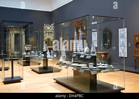 Niederlande, Amsterdam, Rijksmuseum. Delft Blau Zinn-glasiertem Steingut (Fayence), Keramik und dekorativen Vasen für Blumen Stockfoto