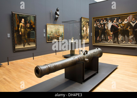 Niederlande, Amsterdam, Rijksmuseum. Kanone des 16. Jahrhunderts Kampfschiff Stockfoto