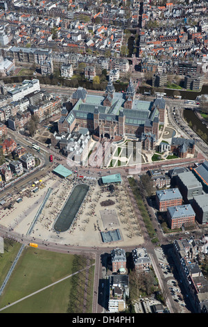 Niederlande, Amsterdam, Rijksmuseum am Museumplein. Luftbild Stockfoto