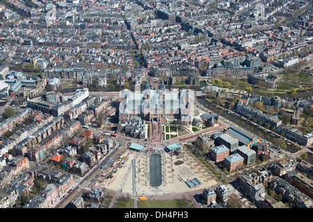 Niederlande, Amsterdam, Rijksmuseum am Museumplein. Luftbild Stockfoto