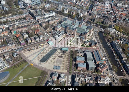 Niederlande, Amsterdam, Rijksmuseum am Museumplein. Luftbild Stockfoto