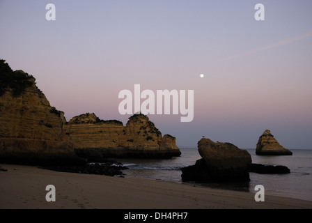 Vollmond über Praia da Dona Ana in Lagos Stockfoto
