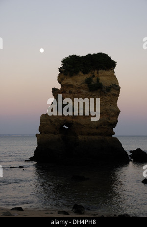 Vollmond über Praia da Dona Ana in Lagos Stockfoto