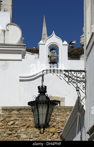 Laterne in der historischen Altstadt in Faro Stockfoto