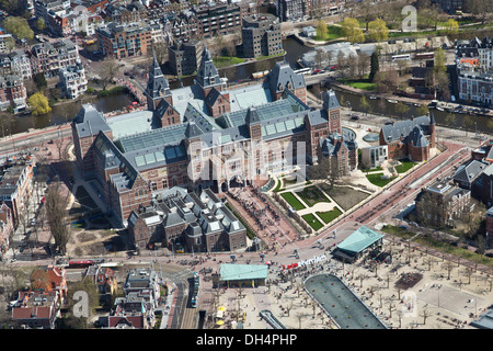 Niederlande, Amsterdam, Rijksmuseum am Museumplein. Luftbild Stockfoto