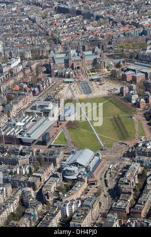 Niederlande, Amsterdam, Rijksmuseum, Stedelijk Museum und Concertgebouw am Museumplein. Luftbild Stockfoto