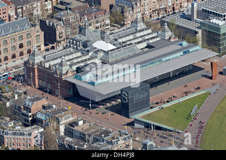 Niederlande, Amsterdam, Stedelijk Museum am Museumplein. Luftbild Stockfoto