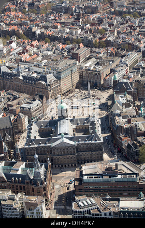 Niederlande, Amsterdam, Blick auf den Königspalast und dem zweiten Weltkrieg-Denkmal am Dam-Platz. Luftbild Stockfoto