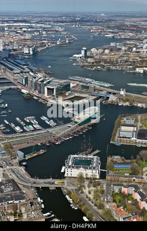 Niederlande, Amsterdam, Blick auf IJ See, Central Station, dem Wissenschaftsmuseum NEMO und das National Maritime Museum. Luftbild Stockfoto