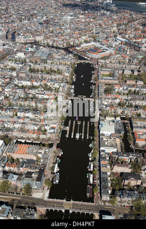 Niederlande, Amsterdam, Blick auf den Fluss Amstel, magere Brücke Stopera (Rathaus und Opernhaus). Luftbild Stockfoto