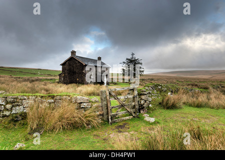 Ein verlassener und verlassenen Bauernhaus am Nonne Kreuz einem abgelegenen Teil des Dartmoor National Park in der Nähe von Princetown in Devon Stockfoto
