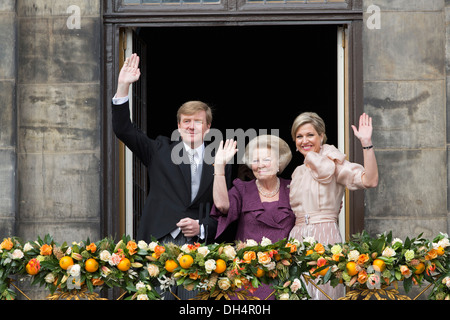 Niederlande, 30. April 2013. Königlicher Palast auf dem Dam. König Willem-Alexander, Königin Maxima, Prinzessin Beatrix auf Balkon. Stockfoto
