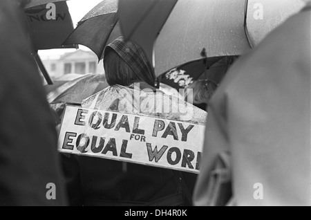 Womens Rights 1960s UK. Gleicher Lohn für gleiche Arbeit. Gewerkschaftsdemonstration für Frauenrechte Trafalgar Square London England 1968. Die Gewerkschaft organisierte Demonstration HOMER SYKES Stockfoto
