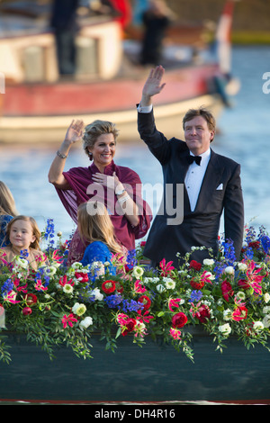 Niederlande, 30. April 2013, Einweihung von König Willem-Alexander und Königin Maxima und 3 Töchter während der Wasser-Festzug. Stockfoto