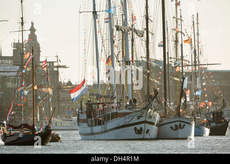 Niederlande, Amsterdam, 30. April 2013, Einweihung des König Willem-Alexander und Maxima der Königin. Schiffe mit vielen Fahnen geschmückt Stockfoto