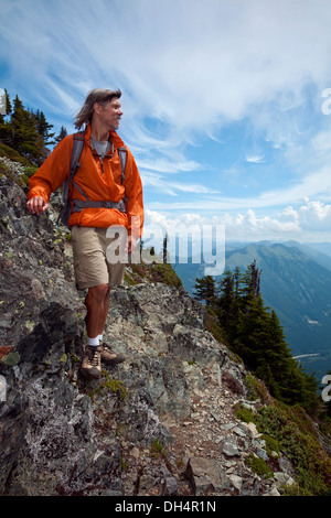 WASHINGTON - Wanderer mit Blick auf die Interstate 90 Korridor vom Wanderweg in der Nähe von den felsigen Gipfelaufbau des McClellan Butte. Stockfoto