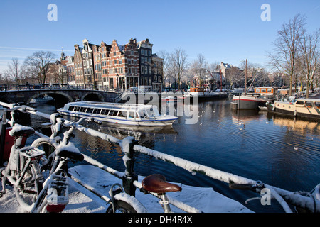 Die Niederlande, Amsterdam, Canal Häuser in Canal genannt Brouwersgracht. Unesco-Weltkulturerbe. Fahrräder. Schnee, Kanal oder Boot. Stockfoto