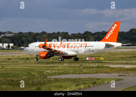 HAMBURG, Deutschland - 16. September 2013: A Marke neue Airbus A320 für britische low-cost-Airline EasyJet, ausgestattet mit Sharklets Stockfoto