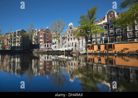 Niederlande, Amsterdam, 17. Jahrhundert beherbergt und Hausboote am Kanal namens Prinsengracht. UNESCO-Weltkulturerbe Stockfoto
