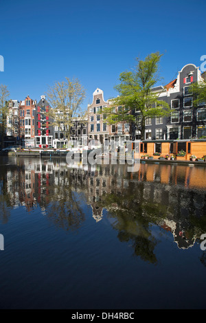 Niederlande, Amsterdam, 17. Jahrhundert beherbergt und Hausboote am Kanal namens Prinsengracht. UNESCO-Weltkulturerbe Stockfoto