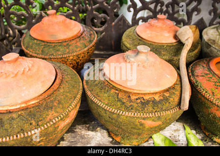 Tontopf auf Trinkwasser ist die thailändische Lebensart, Lanna-Stil Stockfoto