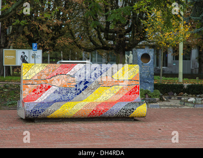 Bunten Mosaik Stein Sitzbank Sitz symbolisiert Freundschaft außerhalb der Friedenspalast, den Haag, Holland Stockfoto