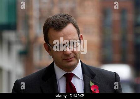 London, UK. 31. Oktober 2013. Ehemaliger Direktor News der Welt und Communications Director im PM David Camerons Regierung Editor Andy Coulson kommt an der Old Bailey Innenhof zu Beginn seines Prozesses zusammen mit Rebekah Brooks über Telefon hacking Credit: Amer Ghazzal/Alamy Live-Nachrichten Stockfoto