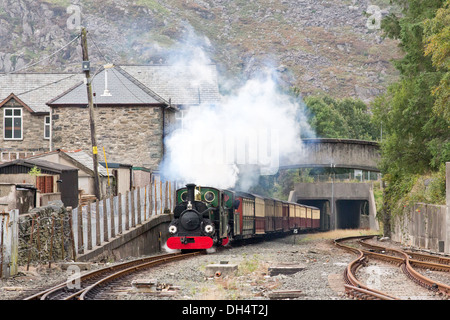 Dampflok zieht einen Personenzug in Blaenau Ffestiniog Bahnhof, Wales Stockfoto