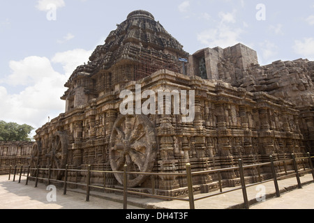 façade des Konark Sun Tempels, entworfen, um einem Wagen mit 12 geschnitzten Riesenrädern zu ähneln, die von einem Team von 7 Pferden gezogen wurden, UNESCO-Weltkulturerbe Stockfoto