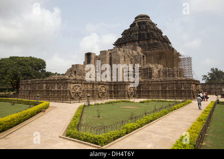 façade des Konark Sun Tempels, entworfen, um einem Wagen mit 12 geschnitzten Riesenrädern zu ähneln, die von einem Team von 7 Pferden gezogen wurden, UNESCO-Weltkulturerbe Stockfoto