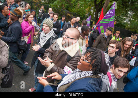 London, UK. 31. Oktober 2013. Demonstranten singen im Red Lion Square als Studierenden, Unison, Unite und UCU pfählte und marschierten fordern gerechtere Lohnerhöhungen und einen existenzsichernden Lohn für Niedriglohn-Universität-Support-Mitarbeiter. Bildnachweis: Paul Davey/Alamy Live-Nachrichten Stockfoto