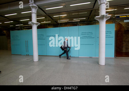 St Pancras-London, UK. 31. Oktober 2013. Londoner Kaufhaus Fortnum & Mason bereitet sich auf einen Laden im Bahnhof St Pancras Credit: Amer Ghazzal/Alamy Live-Nachrichten Stockfoto