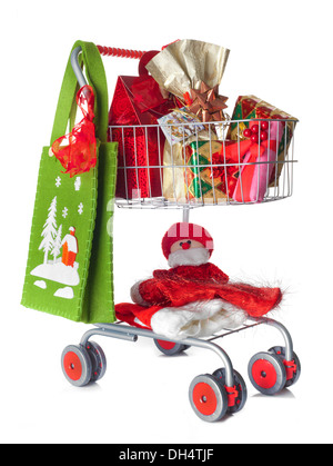 Einkaufswagen voller Weihnachtsgeschenke auf weißem Hintergrund Stockfoto