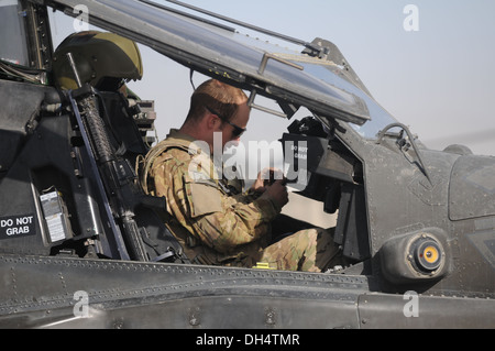 Chief Warrant Officer 2 Mike Bertha, ein AH-64 Apache Hubschrauber-pilot Umhüllung unter 2. Bataillon (Angriff), 10. Bekämpfung Aviatio Stockfoto