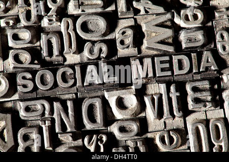 Alten führen Buchstaben bilden den Begriff "SOCIAL MEDIA" Stockfoto