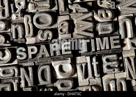 Alten führen Buchstaben bilden den Begriff "Freizeit" Stockfoto