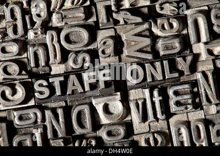 Alten führen Buchstaben bilden den Begriff "Personal nur" Stockfoto