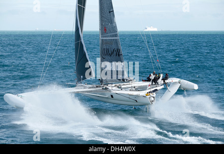 Die Hydroptere zum Jahresbeginn einen Rekordversuch Segeln im Solent, Cowes, Isle Of Wight, Großbritannien. Stockfoto