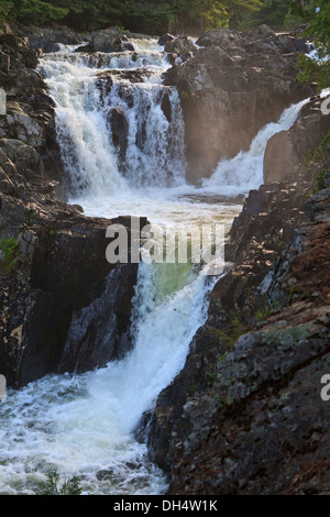 Späten Nachmittag Sonne auf den Nebel über über Split Rock fällt in den Adirondack Mountains of New York Stockfoto