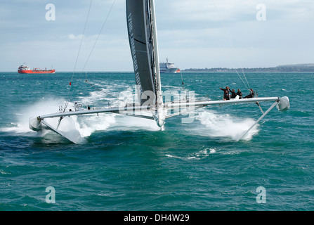 Die Hydroptere zum Jahresbeginn einen Rekordversuch Segeln im Solent, Cowes, Isle Of Wight, Großbritannien. Stockfoto