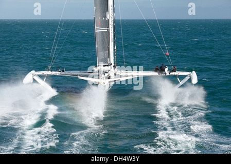 Die Hydroptere zum Jahresbeginn einen Rekordversuch Segeln im Solent, Cowes, Isle Of Wight, Großbritannien. Stockfoto