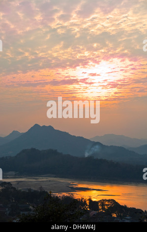 Vertikale Ansicht über den Mekong Fluss bei Sonnenuntergang. Stockfoto