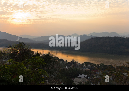 Horizontale Ansicht über den Mekong Fluss bei Sonnenuntergang mit Luang Prabang im Vordergrund. Stockfoto