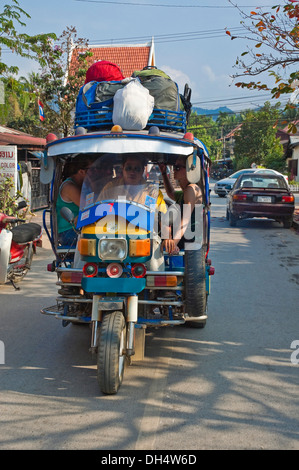 Vertikale Nahaufnahme von einem Jumbo Tuk-Tuk mit Touristen an Bord in Luang Prabang. Stockfoto