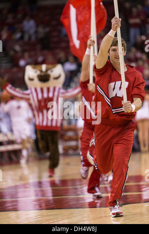 Madison, Wisconsin, USA. 30. Oktober 2013. 30. Oktober 2013: Wisconsin Badgers das Wort ergreifen, während die NCAA Ausstellung Basketball Spiel zwischen UW-Platteville Pioniere und die Wisconsin Badgers. Die Dachse besiegte die Pionieren 80-51 im Kohl Center in Madison, Wisconsin. John Fisher/CSM/Alamy Live-Nachrichten Stockfoto