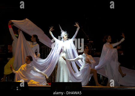 Bangkok, Thailand Okt. 31, 2013. Traditionelle thailändische Tänzerinnen, auf der Bühne, auf Halloween Show. Tawandang Deutschen micro-Brauerei. Credit: Kraig Lieb/Alamy leben Nachrichten Stockfoto