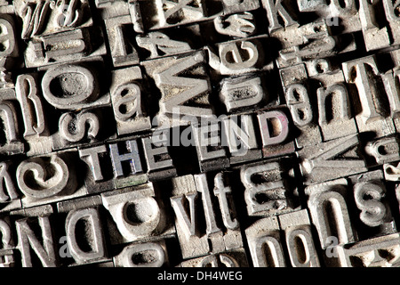 Alten führen Buchstaben bilden den Begriff THE END Stockfoto