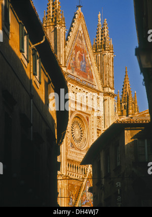 Das "grüne Herz Italiens", Umbrien, liegt in der Mitte von Italien ohne Zugang zum Meer und ist bekannt für seine schöne Landschaft & Gebäude Stockfoto